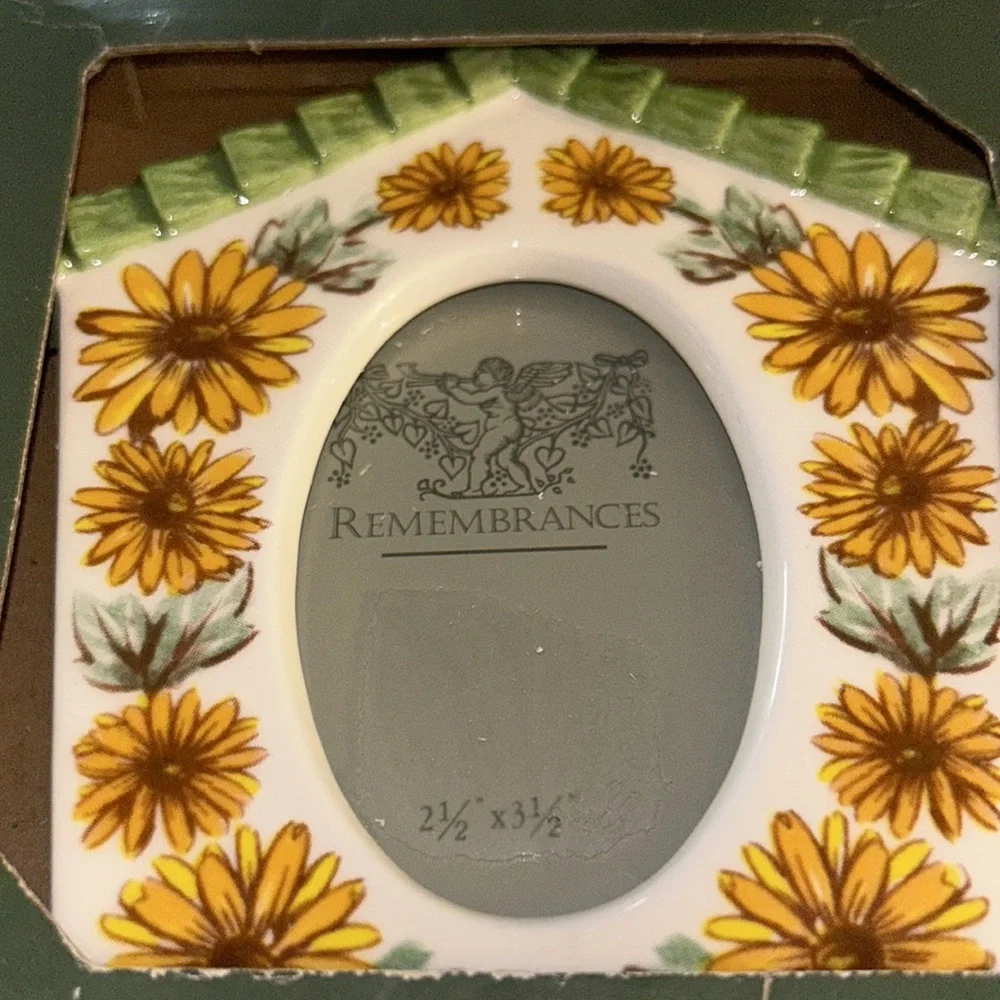 NWT ceramic Remembrances bird house portrait holder.